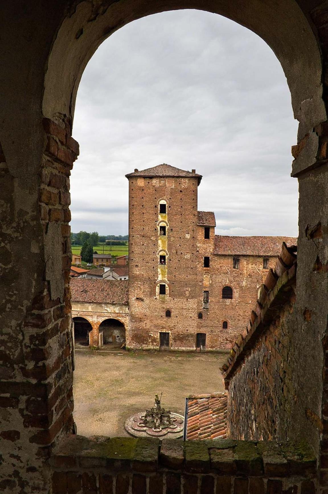 Agriturismo Castello Beccaria Pieve del Cairo Luaran gambar